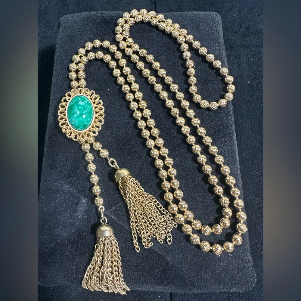🔥Vtg JULIANA For Avon Green Cabochon Tasseled Bolo Necklace LIKE NEW